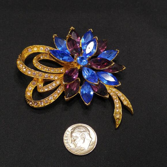 Vintage Signed Blue Purple Rhinestone Floral Brooch, Clear Rhinestone Ribbons, - Picture 10 of 10